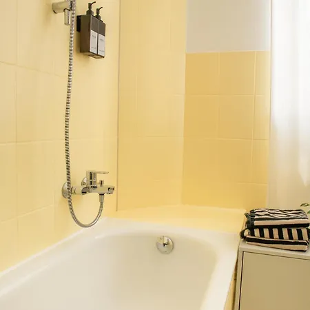 Apartamento Frisch Renoviertes Altbau 2 Parkplaetze Im Leipziger Westen, Fuer Gruppen Bis 6 Personen, 10 Minuten Vom Zentrum Leipzig